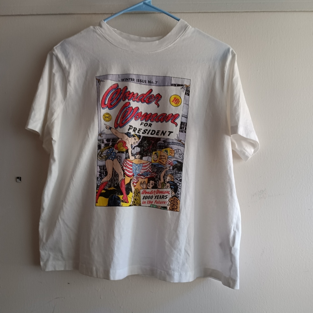 Wonder Woman Size Medium T-shirt